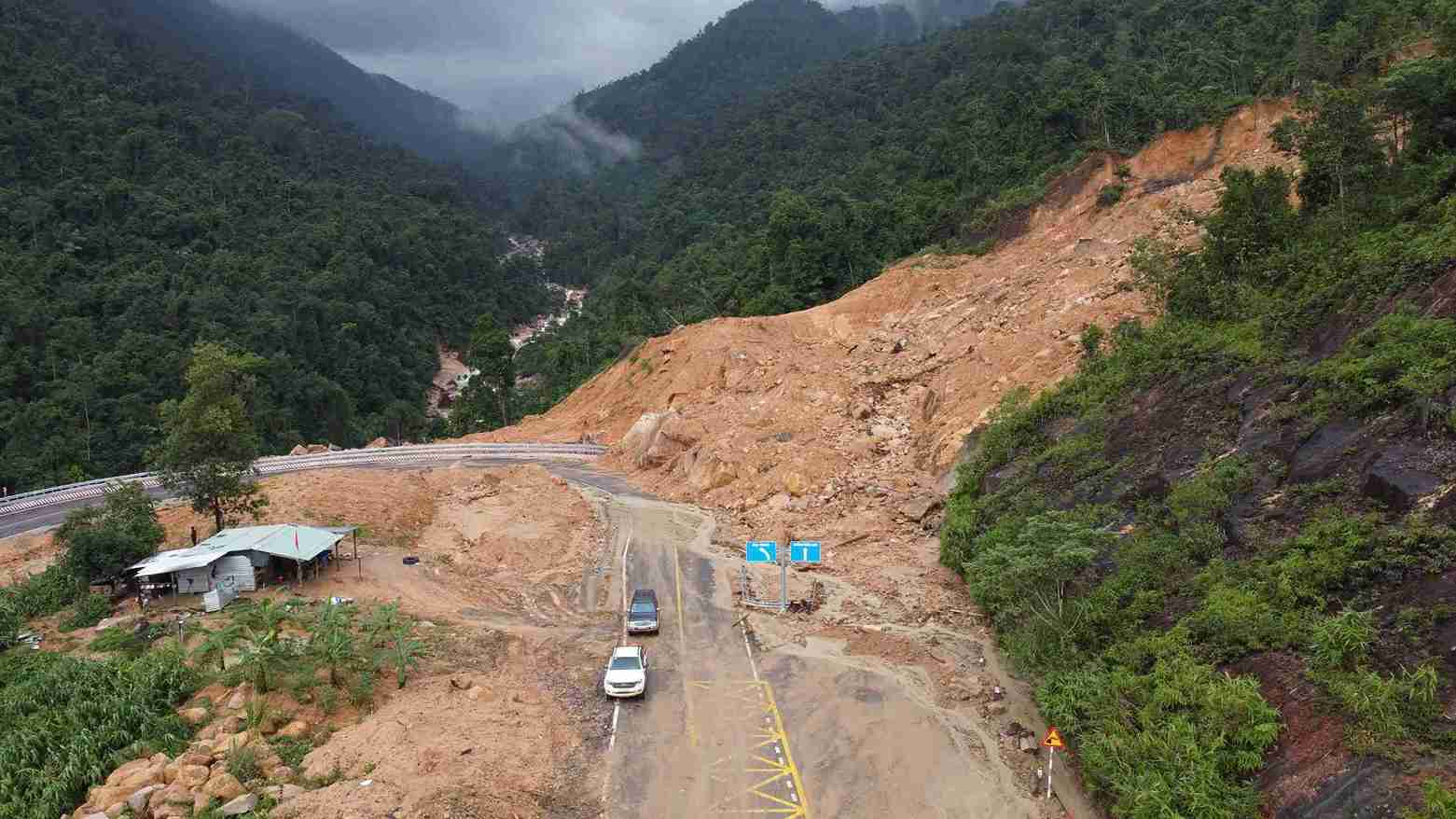Mas de 40 puntos del paso de Khanh Le estan erosionados causando la division de la arteria que conecta Nha Trang con Da Lat durante muchos dias.