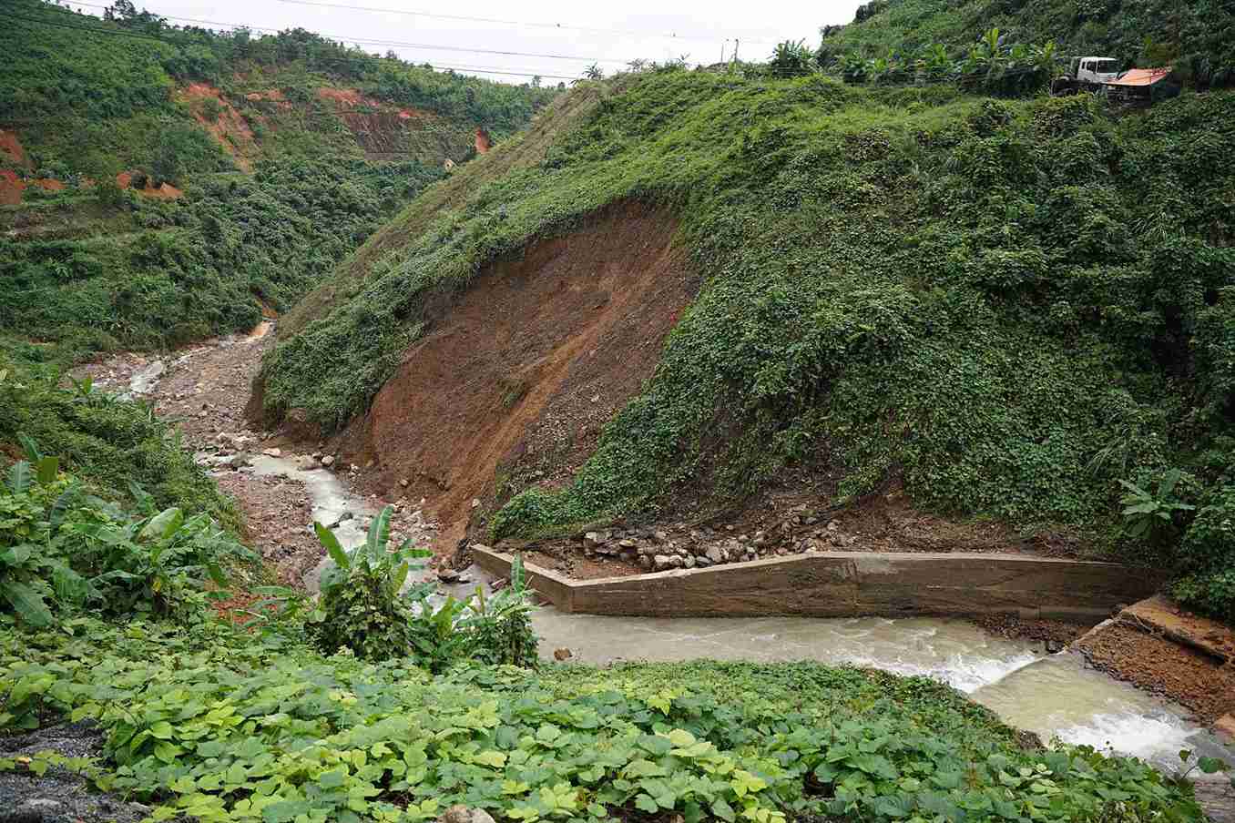 Cac don vi bao tri phai huy dong toi da may moc, nhan luc, lam viec lien tuc ca ngay lan dem.  Uu tien xu ly cac diem sat lo co nguy co gay sut truot tiep dien va cac vi tri can thiet de co the thong xe mot chieu khi dieu kien cho phep.  Tuy nhien den thoi diem hien tai, cac luc luong van chua the du bao chinh xac thoi gian thong xe 1 lan, do mua lon van con, dia chat yeu, dat da tiep tuc truot xuong va luong da khoi lon can pha do qua nhieu.  