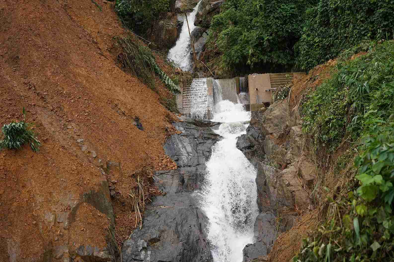 Toan tuyen phat sinh o ga, nut gay, ran vo, sinh lun voi tong dien tich khoang 1.500m².  Co 42 diem sat lo lon, khoi luong dat da uoc tinh 104.530m³.  100 cay rung nga do, trong do co 19 diem gay tac duong hoan toan.  