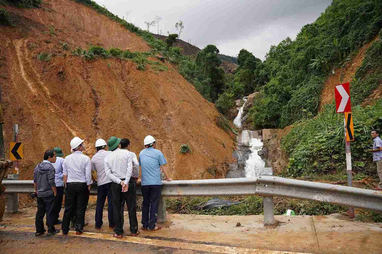 Ong Le Thuan Doan, Giam doc Cong ty Co phan Quan ly va Xay dung duong bo Khanh Hoa – don vi duoc giao bao tri tuyen Quoc lo 27C – cho biet tinh trang hu hong hien nay la “chua tung co nhieu nam qua”. 