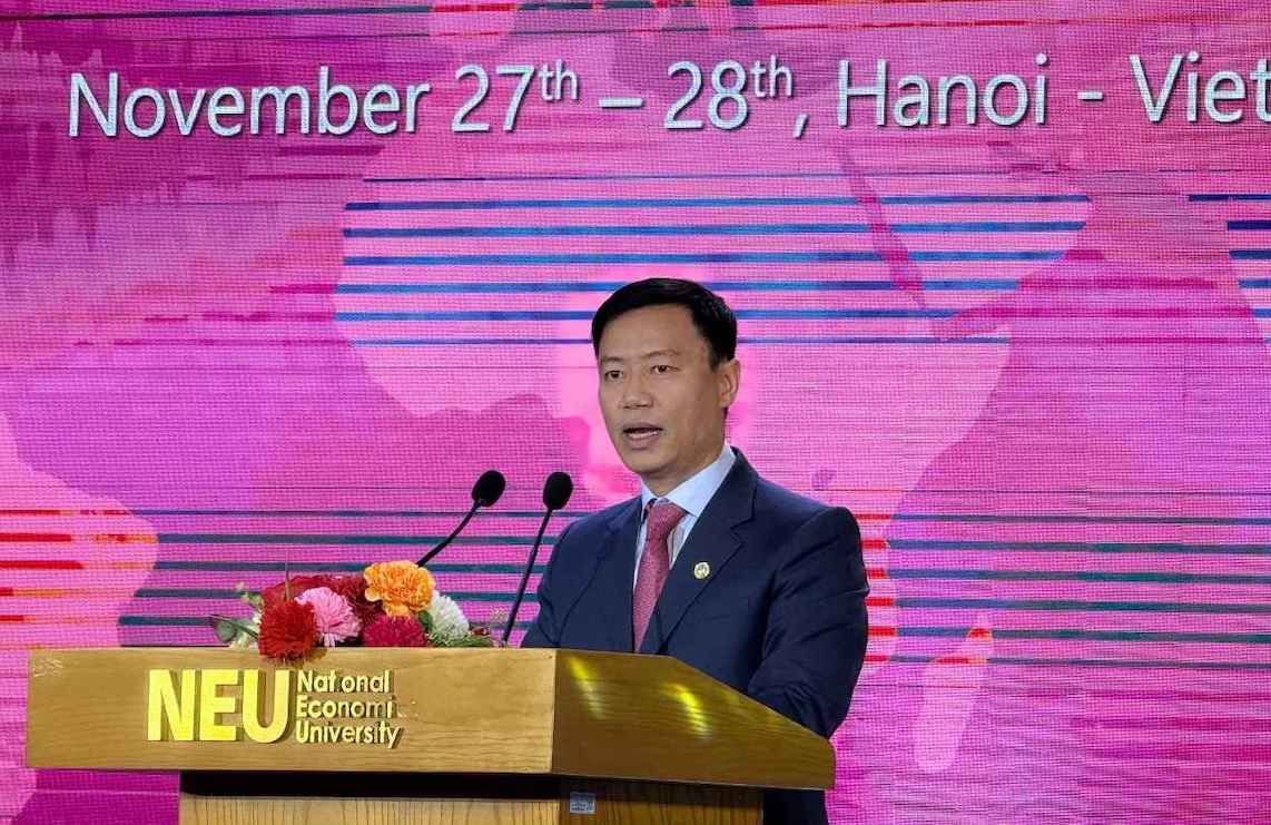 PGS.TS Bui Duc Tho - Bi thu Dang uy, Chu tich Hoi dong Dai hoc Kinh te Quoc dan - phat bieu tai Hoi thao. Anh: Phuong Anh