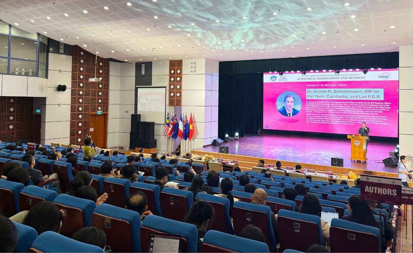 TS. Jochen M. Schmittmann cho rang, de huong toi tang truong hai con so, Viet Nam can cai to tai chinh, nang cao nang suat va chat luong lao dong, dong thoi dau tu ha tang chien luoc. Anh: Phuong Anh