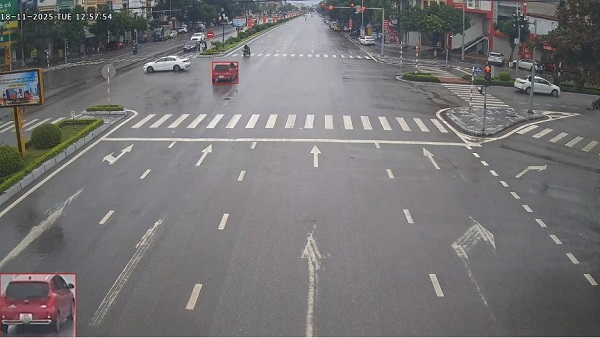 The owner was fined for running a red light in Hung Yen. Photo: Hung Yen Police