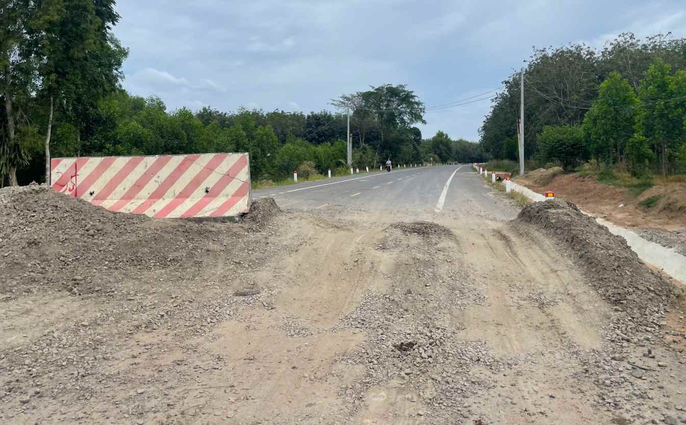 Doan giao nhau voi DT 744, con han che phuong tien luu thong. Anh: Dinh Trong