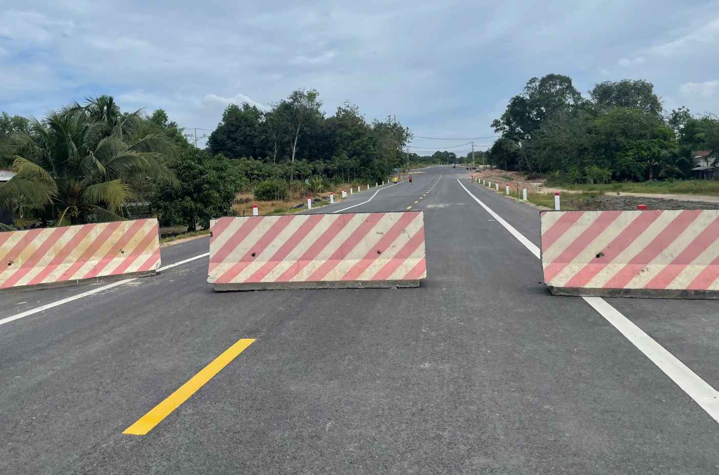 Doan dau cau Thanh An xe may co the luu thong qua Tay Ninh, xe o to chua the di chuyen qua day. Anh: Dinh Trong