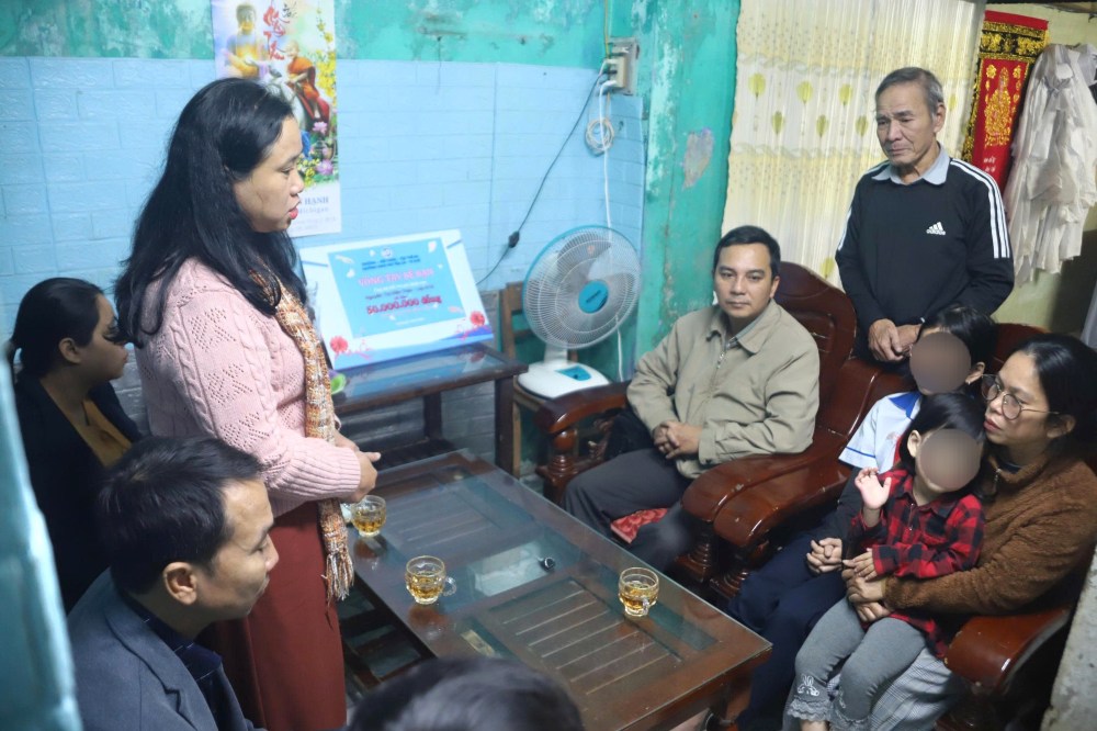 Ban Giam hieu va Chi hoi phu huynh hoc sinh Truong THCS Chu Van An den tham hoi, chia se kho khan cung gia dinh em Thao. Anh: Nguyen Luan