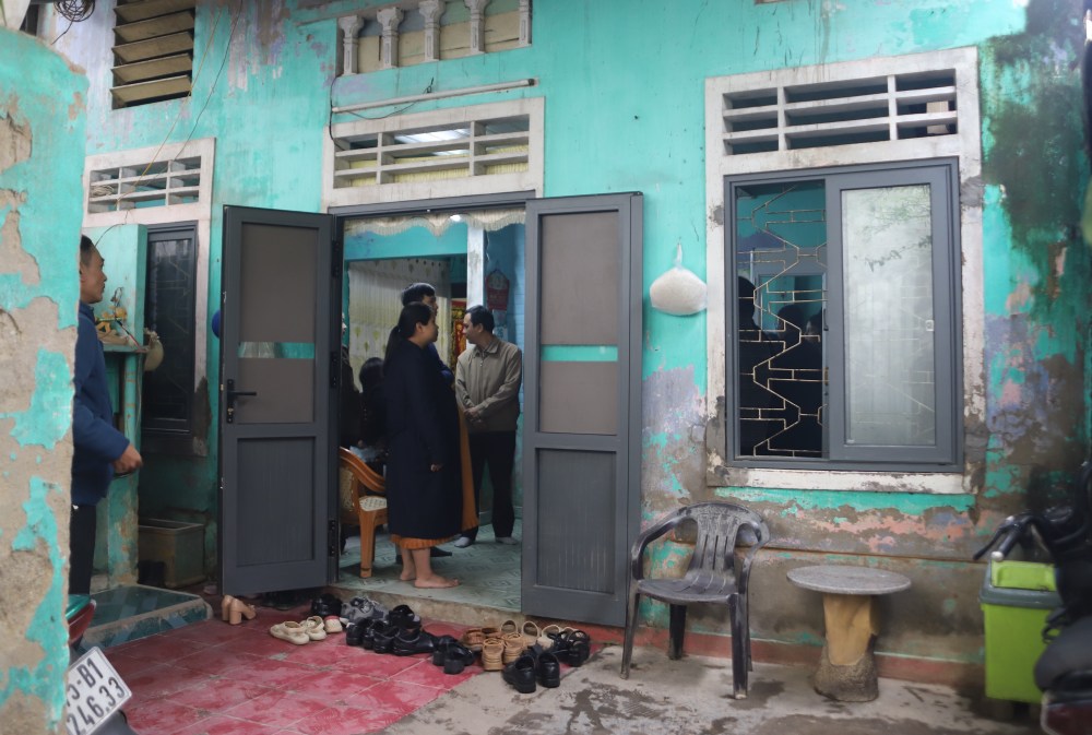 Can nha ba chi em Thao song cung ong ba noi tu nho nay da xuong cap nghiem trong, am thap, chat hep. Anh: Nguyen Luan