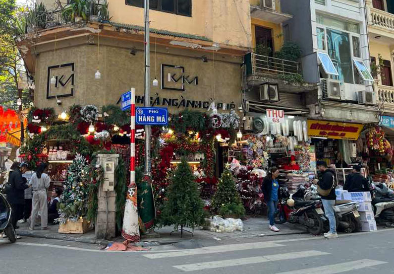 Phố Hàng Mã khác lạ giữa mùa Giáng sinh sau khi dẹp vỉa hè.