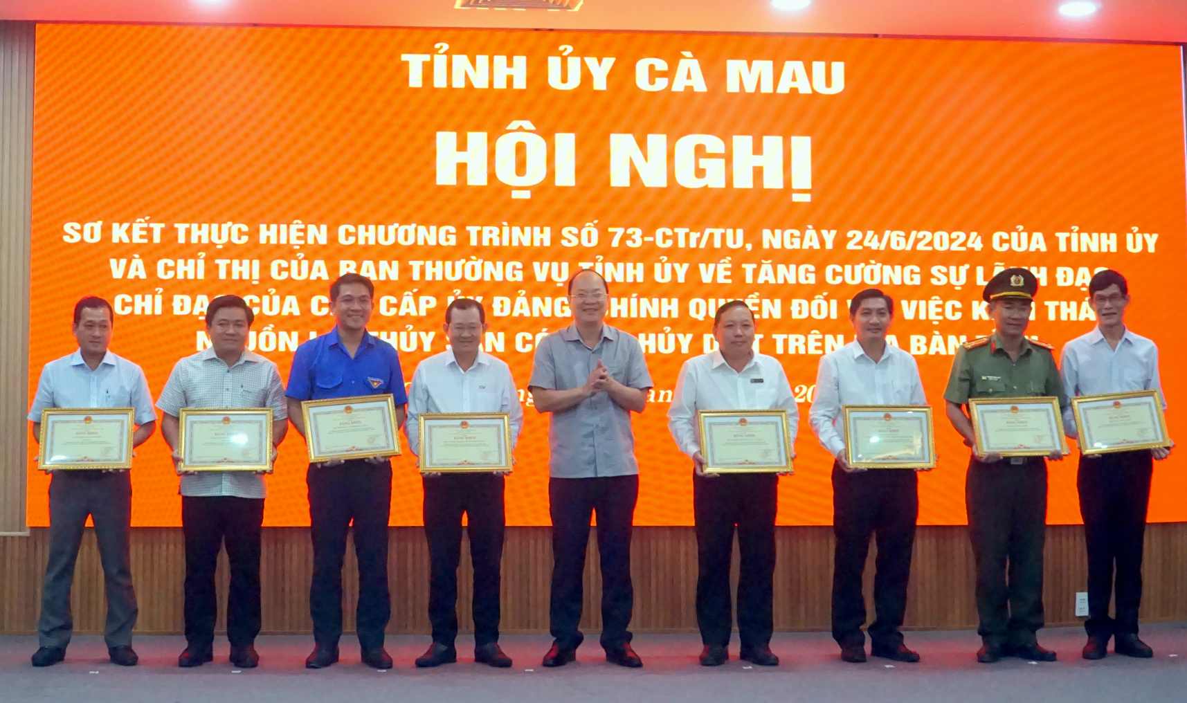 Nhieu tap the, ca nhan duoc Chu tich UBND tinh tang bang khen. Anh: Nhat Ho