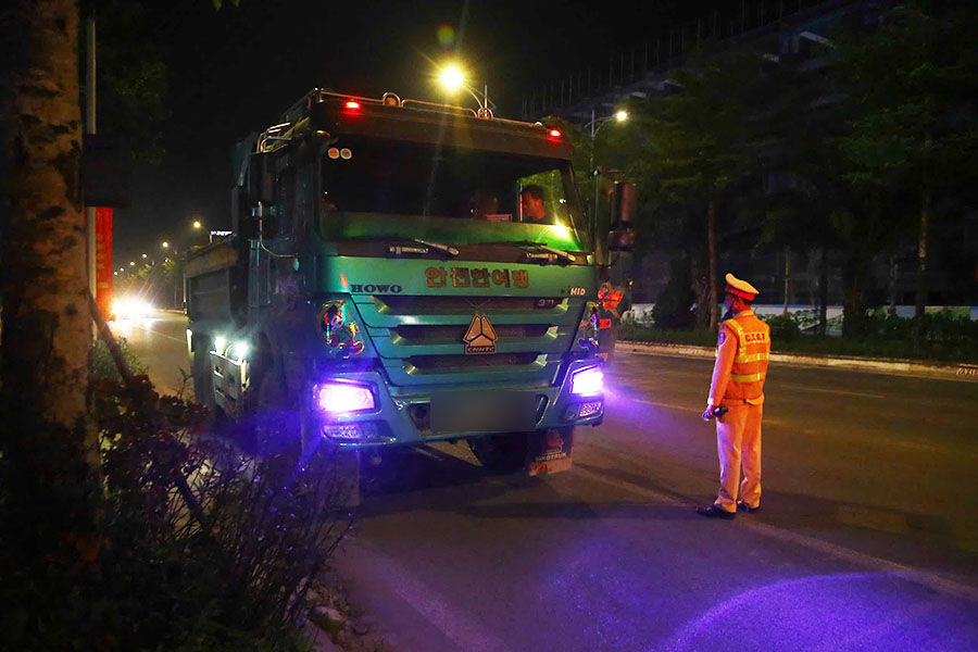 トラックのナンバープレートが隠蔽され、運転手はメーカーのせいだと非難