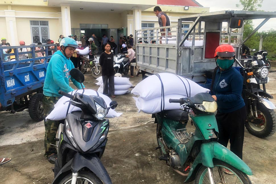 1.000 tan gao cuu tro khan cap cho 20 dia phuong anh huong nang do mua lu. Anh: Le Nam