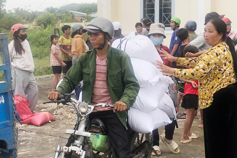 Gia Lai省ウア村(Buon Nu)の住民が支援米を受け取る。写真:Le Nam