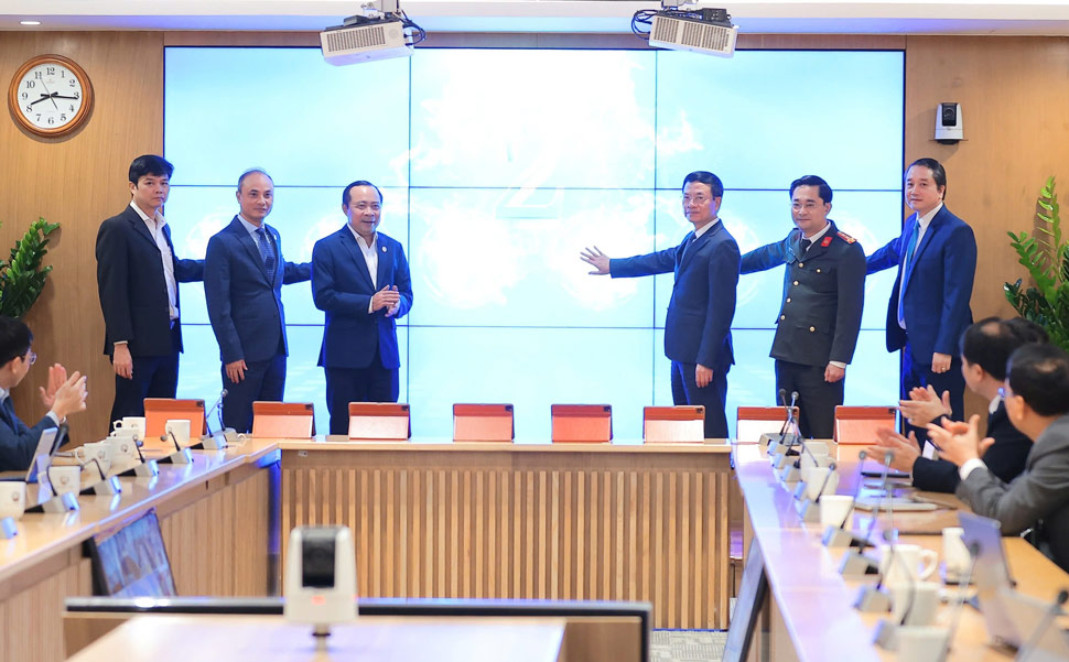 Cac dai bieu thuc hien nghi thuc bam nut khai truong he thong. Anh: Hao Thien