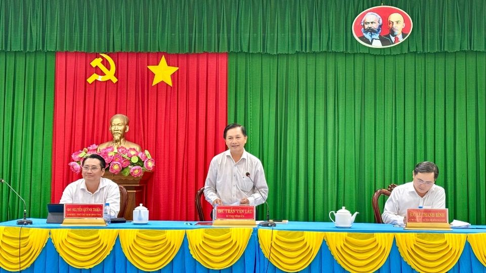 Secretary of Vinh Long Provincial Party Committee Tran Van Lau gave a speech to orient tasks and request priority in resolving infrastructure recommendations of Tra Cu commune. Photo: Hoang Loc