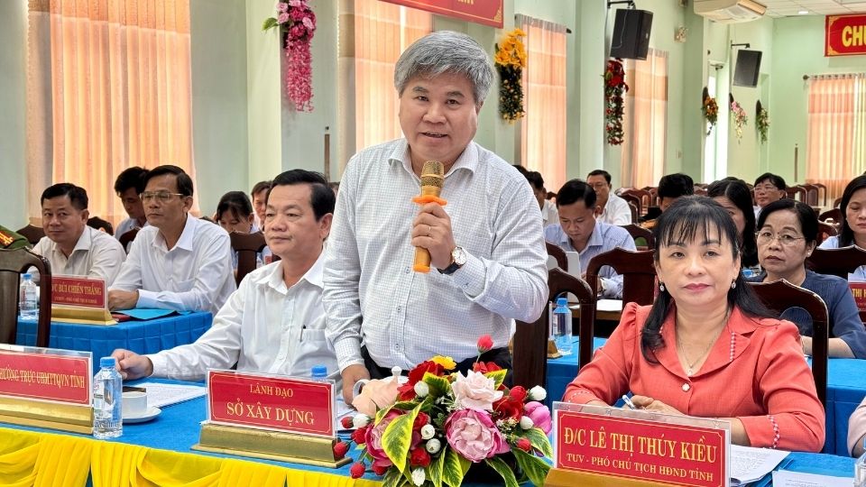 Giam doc So Xay dung Vinh Long phat bieu, trao doi ve cac cong trinh giao thong trong diem ma dia phuong dang kien nghi dau tu. Anh: Hoang Loc