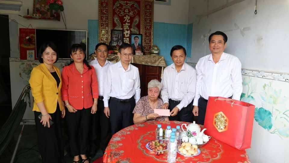 Bi thu Tinh uy Vinh Long Tran Van Lau tham va tang qua gia dinh chinh sach tai xa Tra Cu. Anh: Hoang Loc 