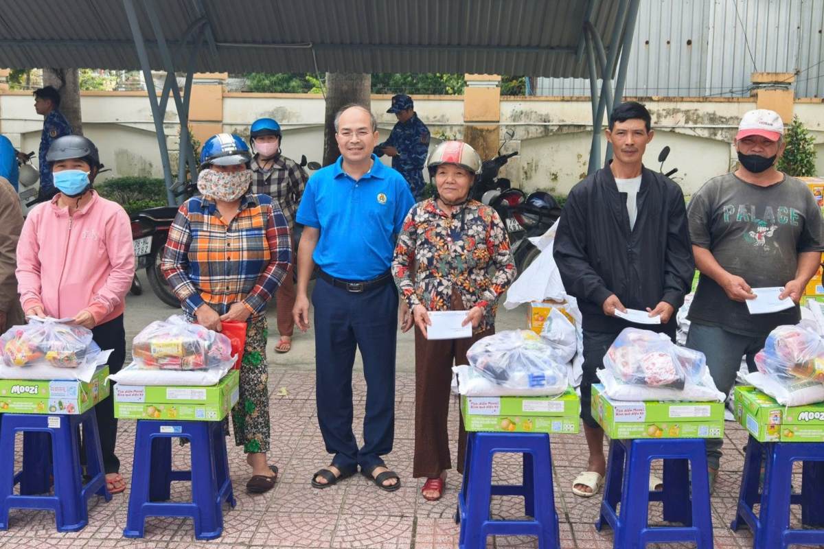 DICグループ労働組合が被害を受けた中部地域の人々に贈り物を贈呈。写真:CDDIC