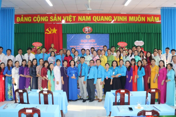 Dai bieu chup anh luu niem tai Dai hoi. Anh: LDLD TP Can Tho. 