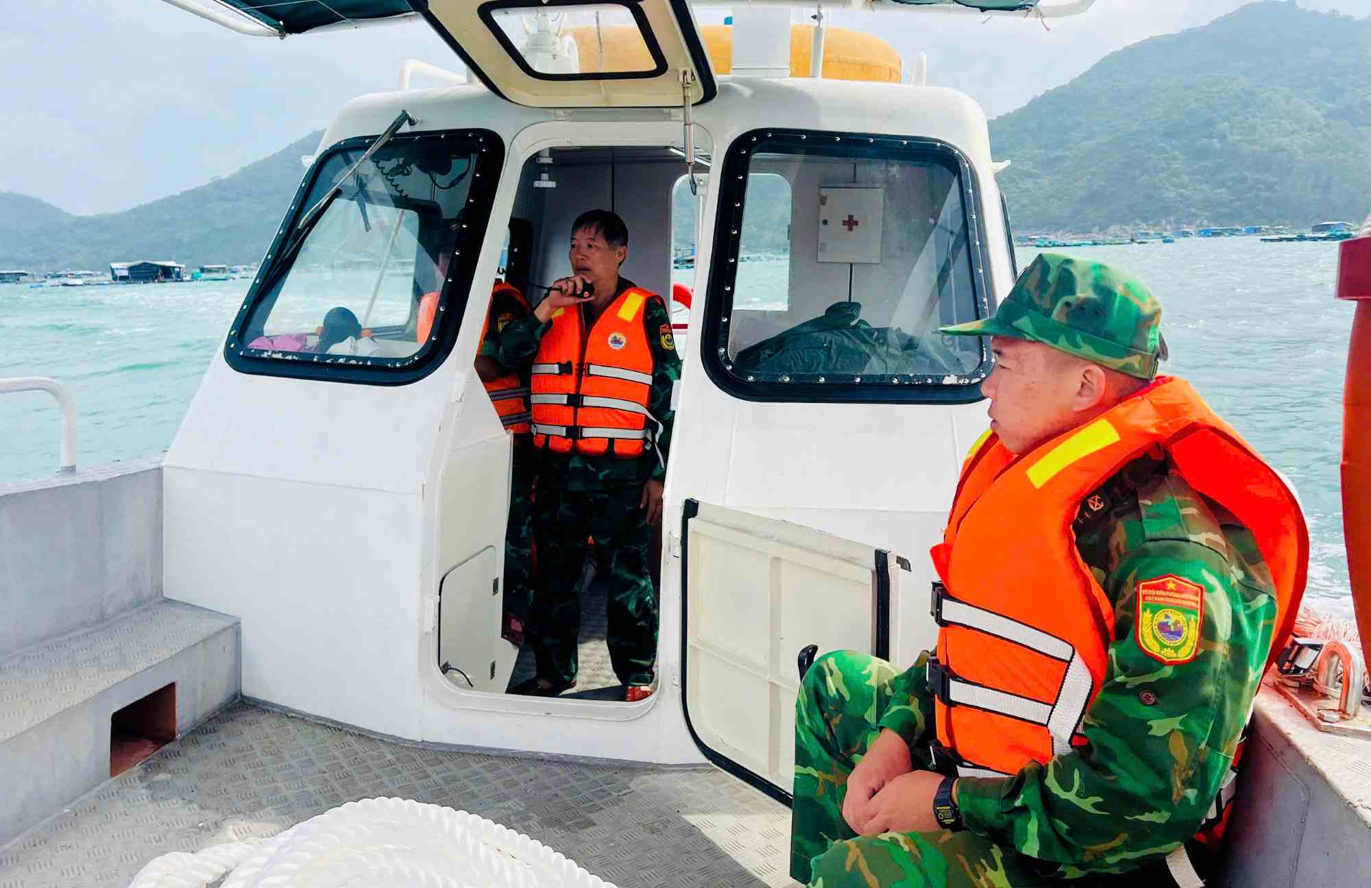 Bo doi bien phong vua tuyen truyen, keu goi, vua ho tro dan o Vung Ro, Dak Lak (Phu Yen cu) chu dong phong tranh bao so 15. Anh: Van Vien