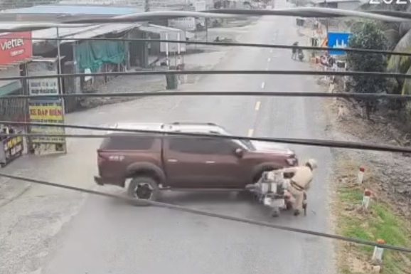 La policia de Tay Ninh esta aclarando el caso de un conductor de un coche de 7 plazas sospechoso de tener una matricula falsa que huyo y cometio actos de resistencia a la policia de trafico. Foto: Captura de video