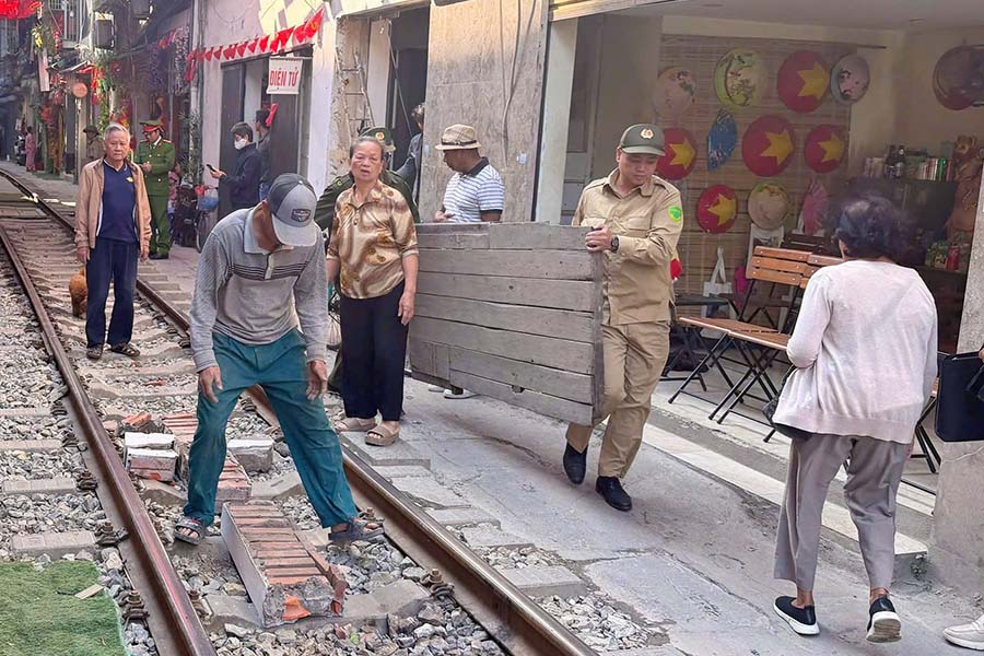 Luc luong chuc nang giai toa cac hang muc vi pham an toan hanh lang duong sat tren pho ca phe duong tau. Anh: Tien Ngo