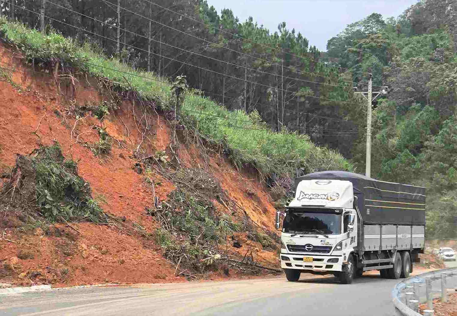 Deo Dai Ninh tren Quoc lo 28B noi Phan Thiet voi Da Lat cung lien tuc xay ra sat lo khien giao thong bi chia cat. Cong tac khac phuc duoc thuc hien thuong xuyen va giao thong duoc dam bao thong suot. Anh: Phuc Khanh 