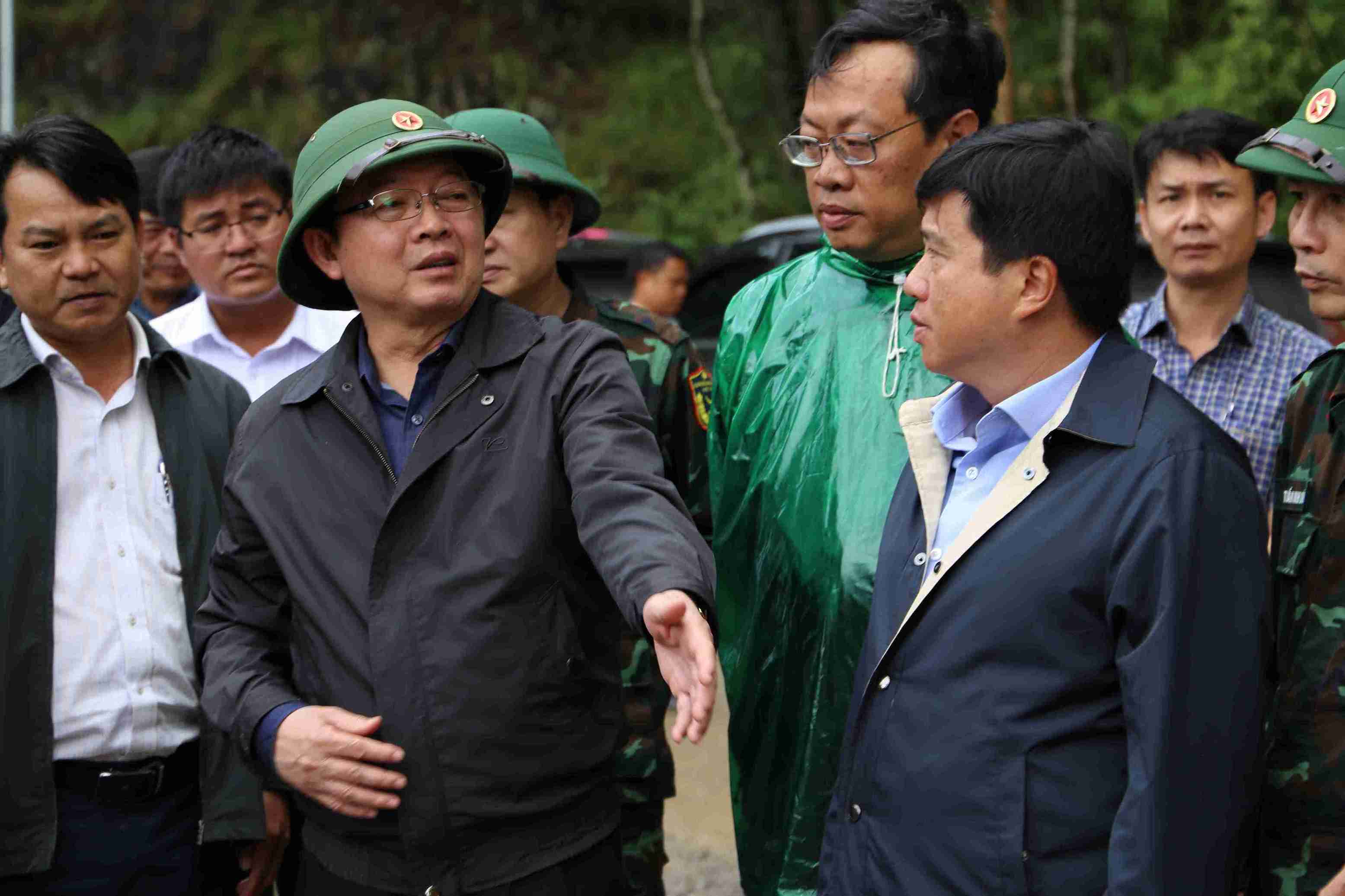 ngay 21/11, Pho Thu tuong Chinh phu Ho Quoc Dung da truc tiep thi sat deo Prenn va Mimosa, yeu cau cac don vi huy dong toi da luc luong, thiet bi de bao dam giao thong tro lai nhanh nhat, nhat la trong thoi diem Da Lat buoc vao cao diem du lich cuoi nam. Anh: Phuc Khanh