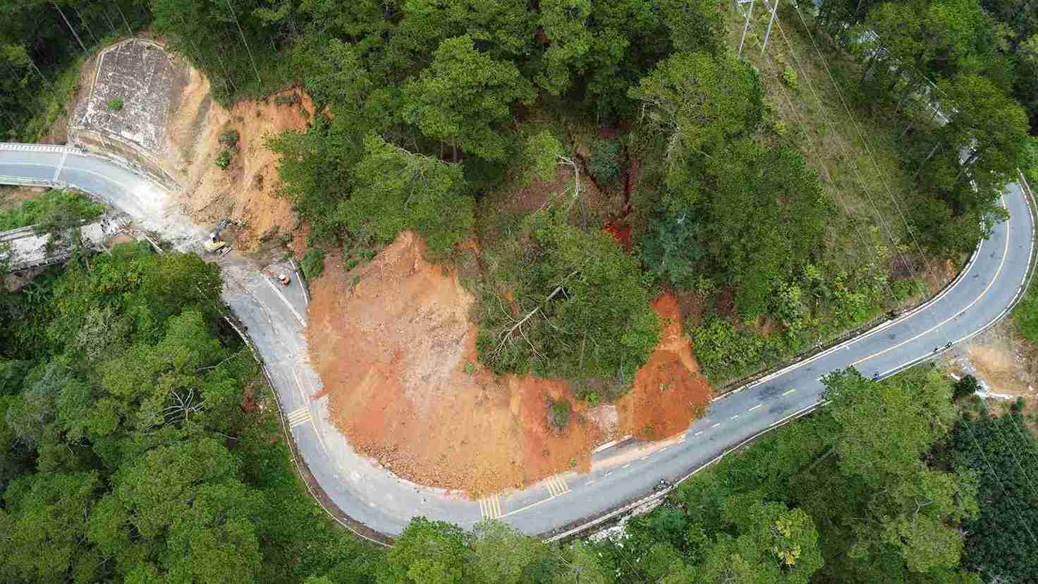 Qua doi xay ra sat lo tai Km262+400 - Km262+530 (khu vuc cau treo deo D'ran, Quoc lo 20) thuoc dia ban phuong Xuan Truong - Da Lat buoc phai dong deo de khac phuc. Anh: Phuc Khanh