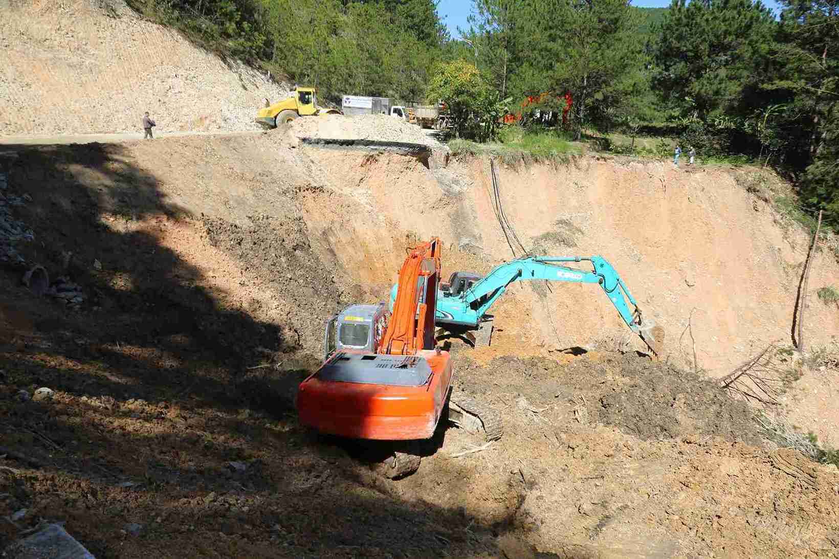 Nhung ngay qua, Ban Quan ly Du an 85 (Bo Xay dung) va cac don vi thi cong dang tap trung nhan luc, vat tu, trang thiet bi may moc mo duong tam qua diem sat lo de noi lai huyet mach giao thong tren deo Mimosa. Anh: Phuc Khanh