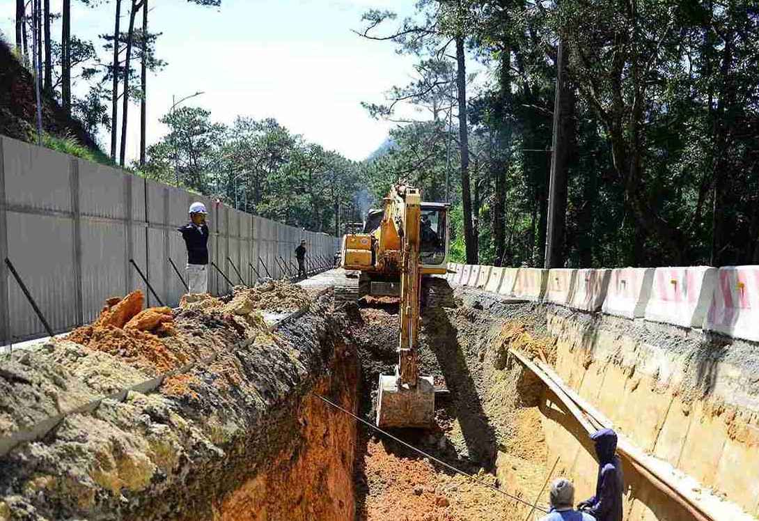 Cong tac khac phuc, gia co diem sat lo tren deo Prenn duoc tinh Lam Dong chi dao cac don vi lien quan trien khai thuong xuyen, lien tuc de noi lai huyet mach giao thong. Anh: Phuc Khanh