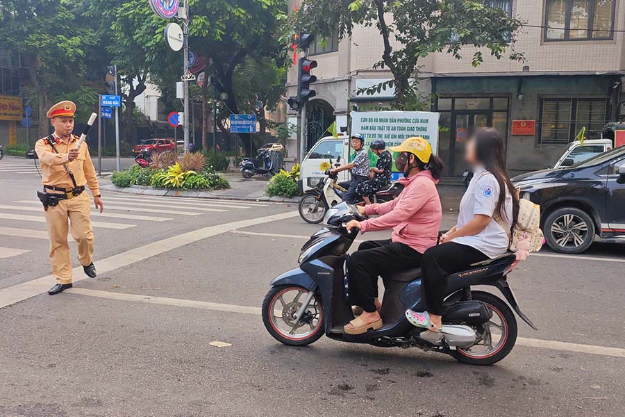 Nhieu phu huynh hoc sinh chua lam guong cho con tre. Anh: The Ky