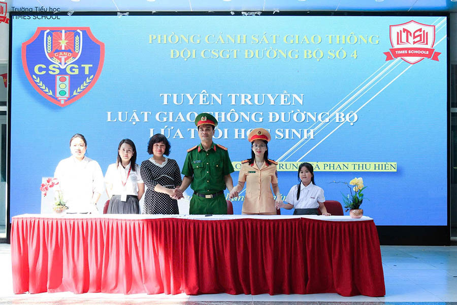 Cong tac tuyen truyen duoc day manh. Anh: The Ky