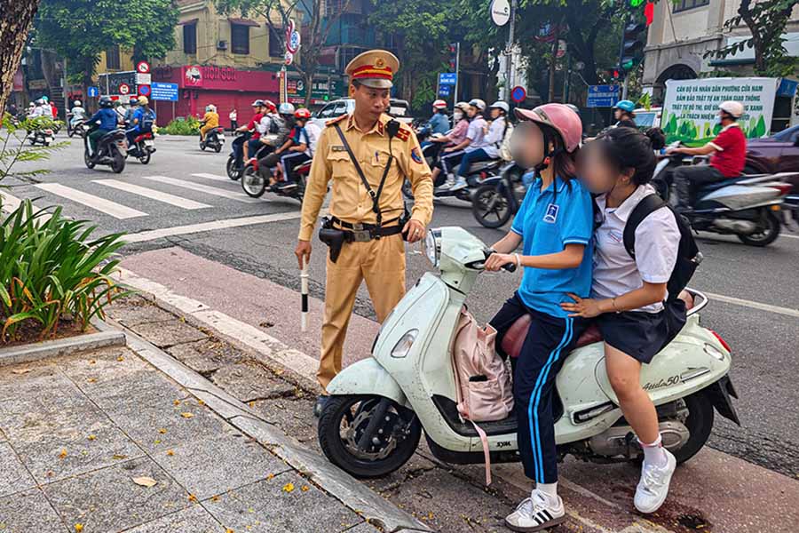 Danh sach hon 3.000 hoc sinh vi pham giao thong da duoc gui toi So Giao duc va Dao tao Ha Noi. Anh: The Ky