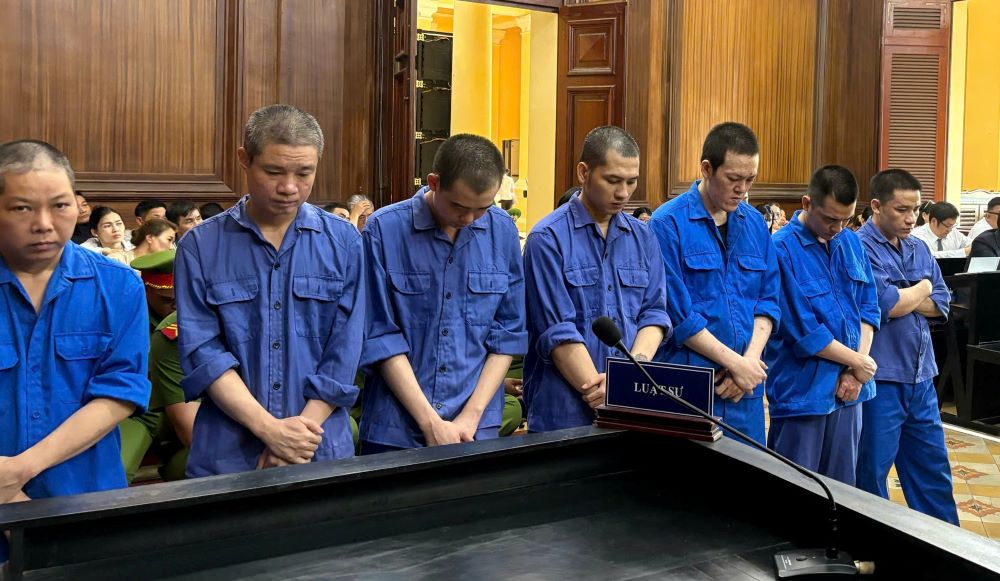 Các bị cáo trong đường dây thành lập công ty "ma". Ảnh: Song Mai

