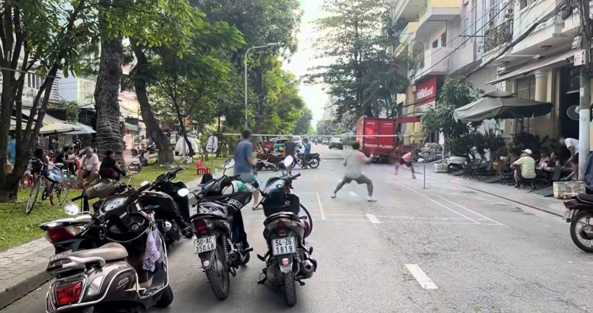 交通警察は、道路の真ん中でネットを広げてバドミントンをする集団の映像を確認した。クリップから切り取った写真