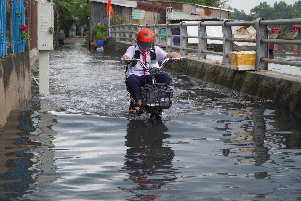The Ho Chi Minh City Department of Education and Training requires schools to tighten safety for students when organizing extracurricular activities due to complicated weather developments. Photo: Chan Phuc