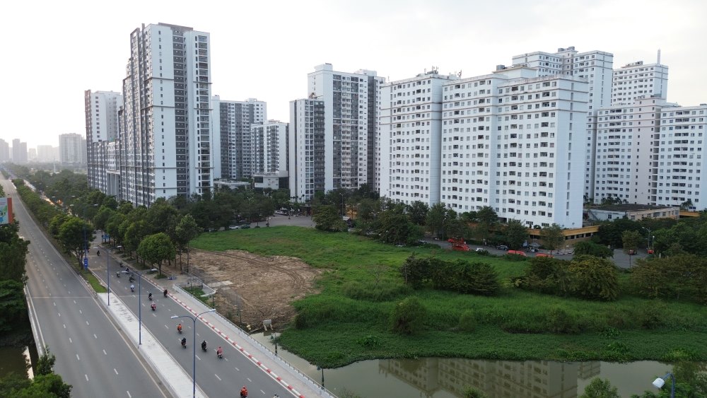 Trong anh la khu dat 7-17, nam canh khu tai dinh cu Binh Khanh va so huu mat tien huong ra duong Mai Chi Tho – truc giao thong trung tam giup khu dat co loi the ket noi noi bat trong khu do thi Thu Thiem.”