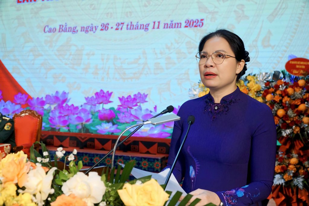 La Sra. Ha Thi Nga - Miembro del Comite Central del Partido Vicepresidenta del Comite Central del Frente de la Patria de Vietnam - hablo en el congreso. Foto: Dieu Linh