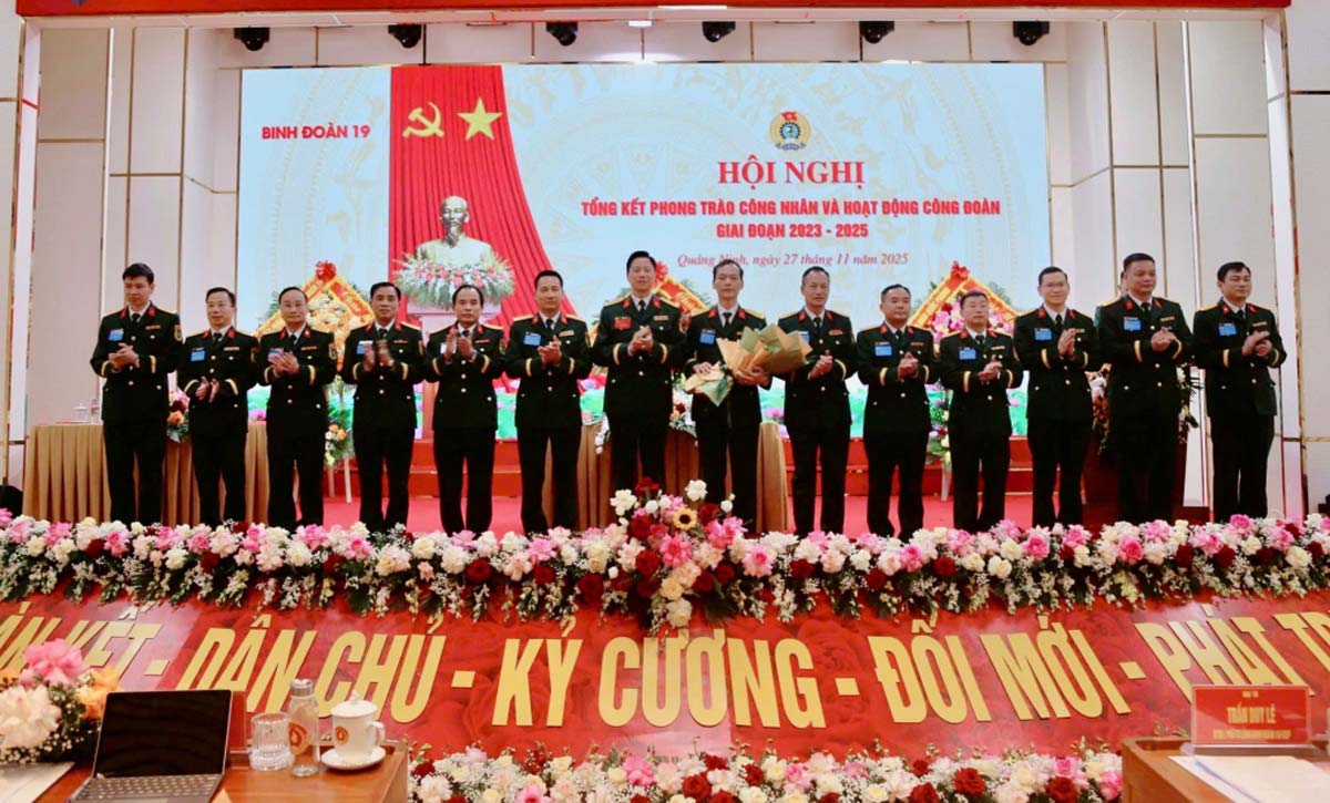 제11차 군대 노동조합 대표자 대회에 참석하기 위해 선출된 영광스러운 대표들. 사진: 꽝닌 전자 정보 포털