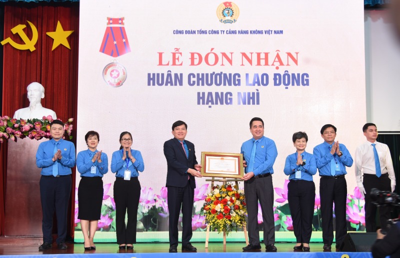 Vice President of the Vietnam General Confederation of Labor Nguyen Xuan Hung (4th from left) presented the Second Class Labor Medal to the Vietnam Airports Corporation Trade Union. Photo: Nam Duong