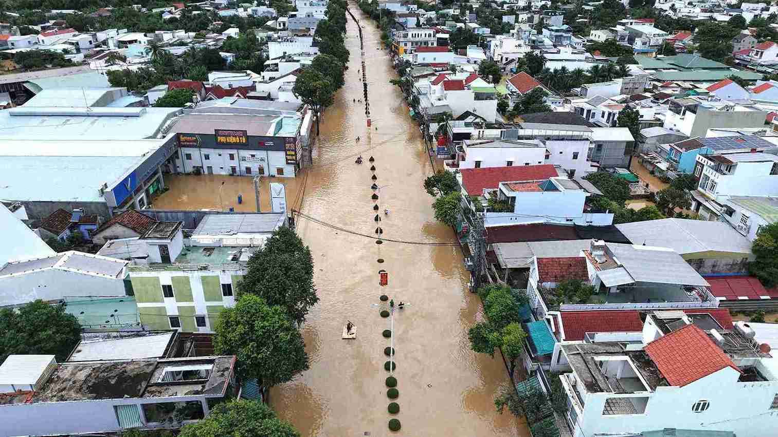 Image of flooding in many places in the center of Nha Trang on November 20, 2025. Quang Tri province decided to allocate 7 billion VND to support provinces affected by recent natural disasters. Photo: Huu Long