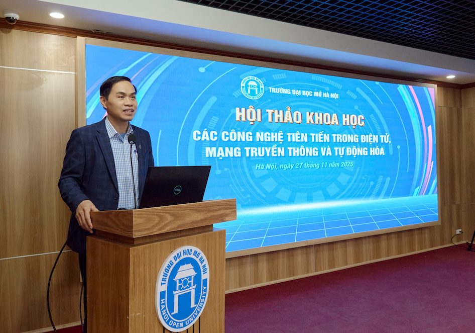 PGS.TS Duong Thang Long - Pho Hieu truong Nha truong phat bieu. Anh: BTC 