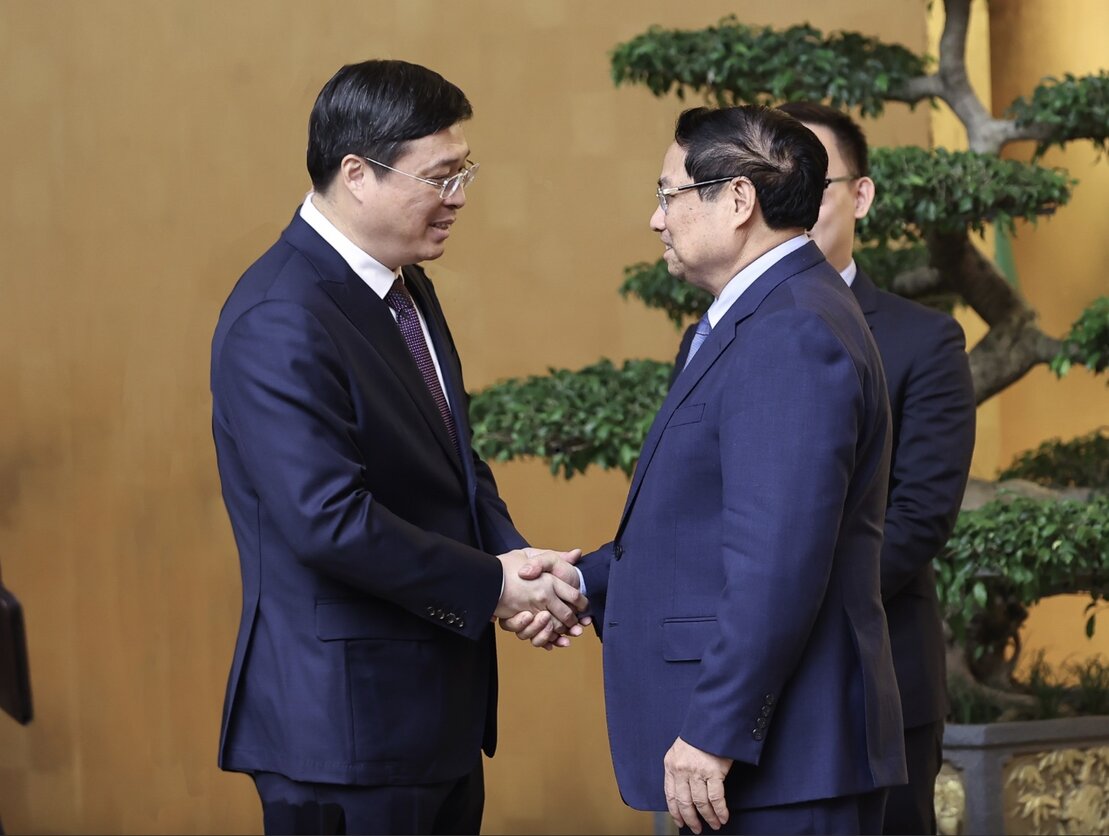 政治局員のファム・ミン・チン首相は、中国共産党中央委員会委員、地方党委員会副書記、広西チワン族自治区の魏濤主席を迎えた。写真：VGP