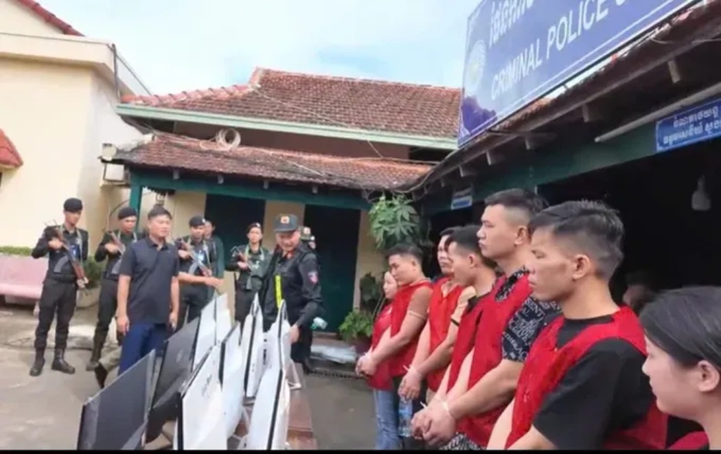 Algunos sujetos arrestados en el caso de falsificacion de nombres de funcionarios de policias militares y otras agencias para defraudar y apropiarse de bienes. Foto: Policia Provincial de Lai Chau