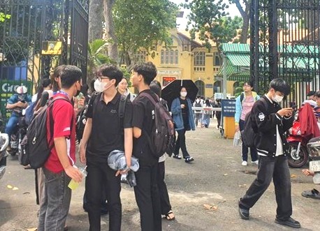 現行の規定によると、学生は医療保険に加入しなければならない対象者です。写真:チャン・フック