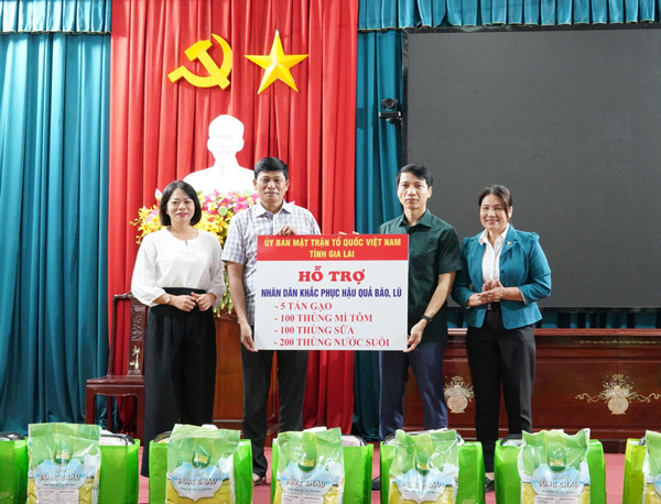 Gia Lai省ベトナム祖国戦線委員会のグエン・ゴック・ルオン委員長(右から2番目)が、Tuy Phuoc Dong洪水地域コミューンに米と必需品を支援する象徴標識を授与。写真:Ngoc Han