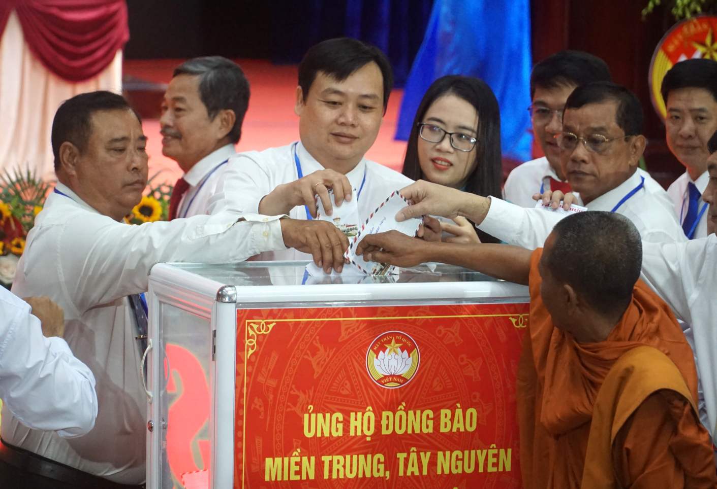 Cac dai bieu tham du Dai hoi ung ho dong bao mien Trung, Tay nguyen bi lu lut. Anh: Nhat Ho