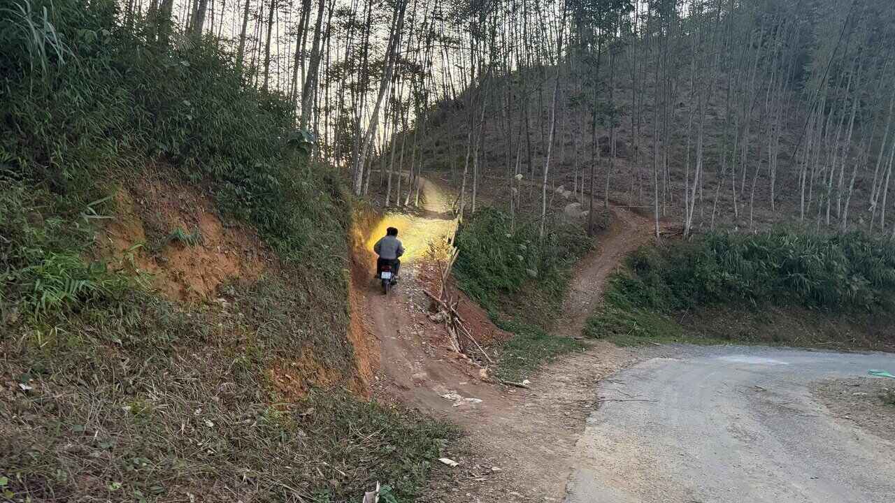 Nguoi dan phai di chuyen qua duong vong nguy hiem. Anh: Minh Nguyen