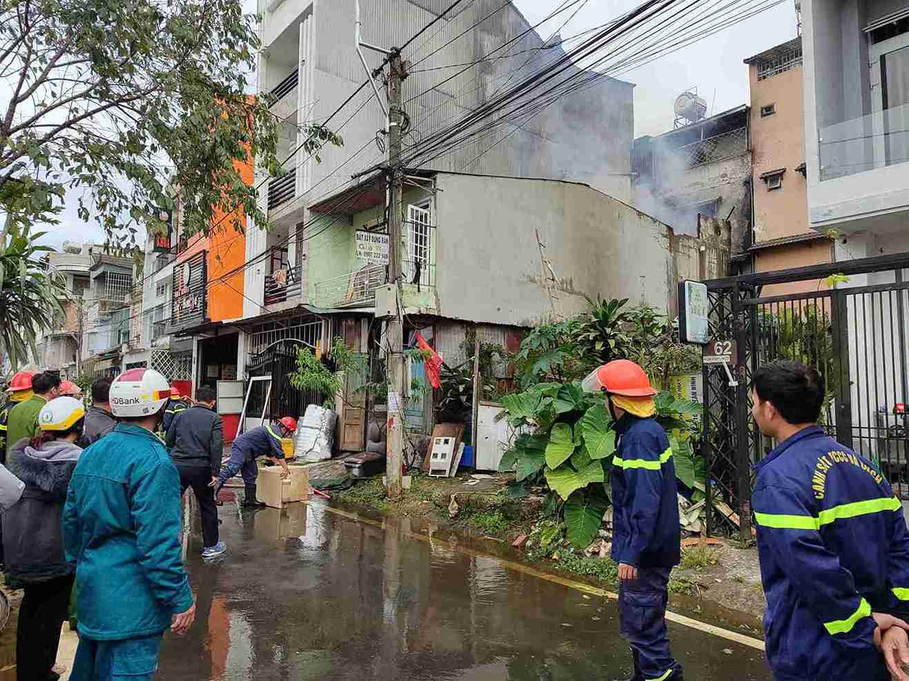 Cac luc luong chua chay tinh Lam Dong kip thoi co mat dap lua khong che dam chay. Anh: Phuc Khanh