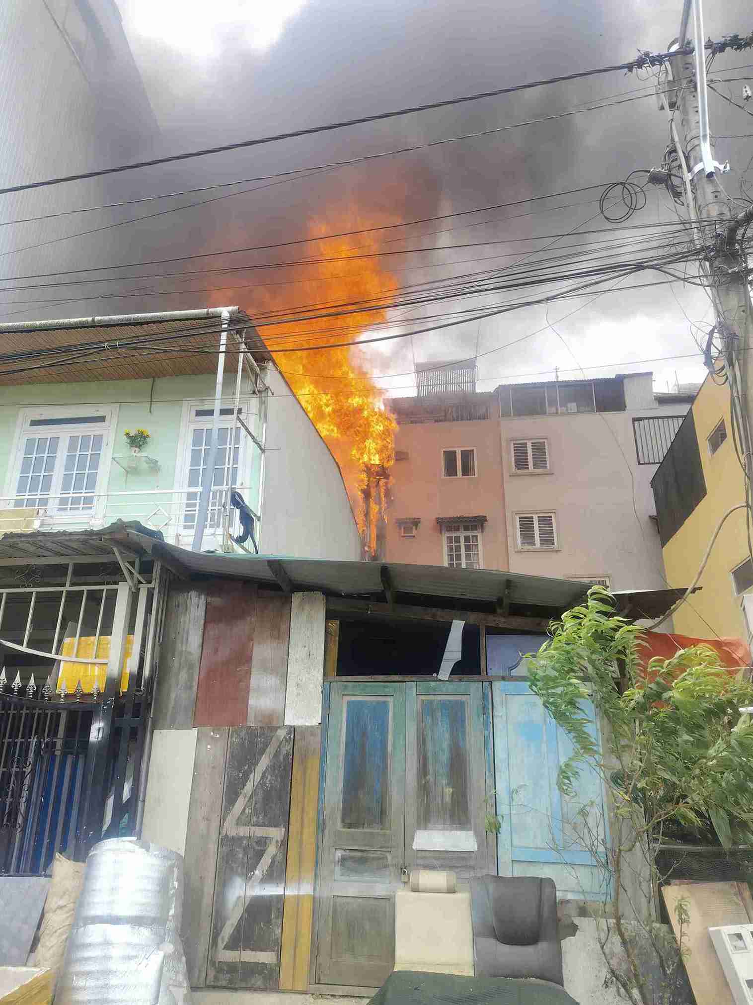 Ngon lua bung phat tai can nha giua trung tam Da Lat. Anh: Nguoi dan cung cap